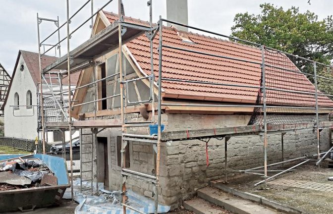 Das Dach des Backhauses aus dem 19. Jahrhundert in Ochsenbach erstrahlt bereits in frischem Glanz.  Foto: Glemser