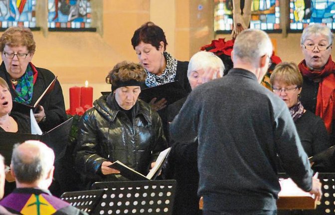 Der Kirchenchor unter der Leitung von Siegfried Mangold. Foto: Stahlfeld