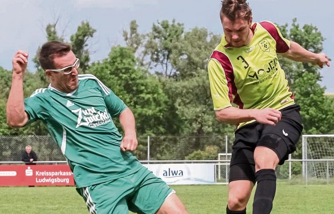 Marvin Wamsler (rechts) behauptet den Ball gegen Marco Keller, der später beim Treffer zum 3:2 für Sersheim angeschossen wurde. Foto: Simecek