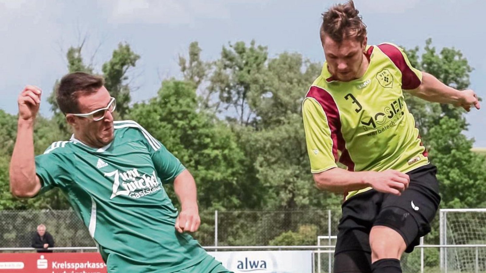 Marvin Wamsler (rechts) behauptet den Ball gegen Marco Keller, der später beim Treffer zum 3:2 für Sersheim angeschossen wurde. Foto: Simecek Marvin Wamsler (rechts) behauptet den Ball gegen Marco Keller, der später beim Treffer zum 3:2 für Sersheim angeschossen wurde. Foto: Simecek