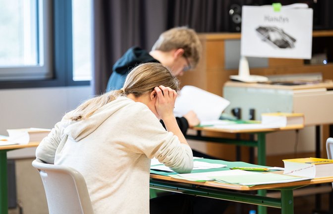 Biologie ist in diesem Jahr die erste Klausur im Abitur. Hier lesen  Rottweiler Abiturienten sich die Aufgaben durch.<span class='image-autor'>Foto: dpa/Silas Stein</span>