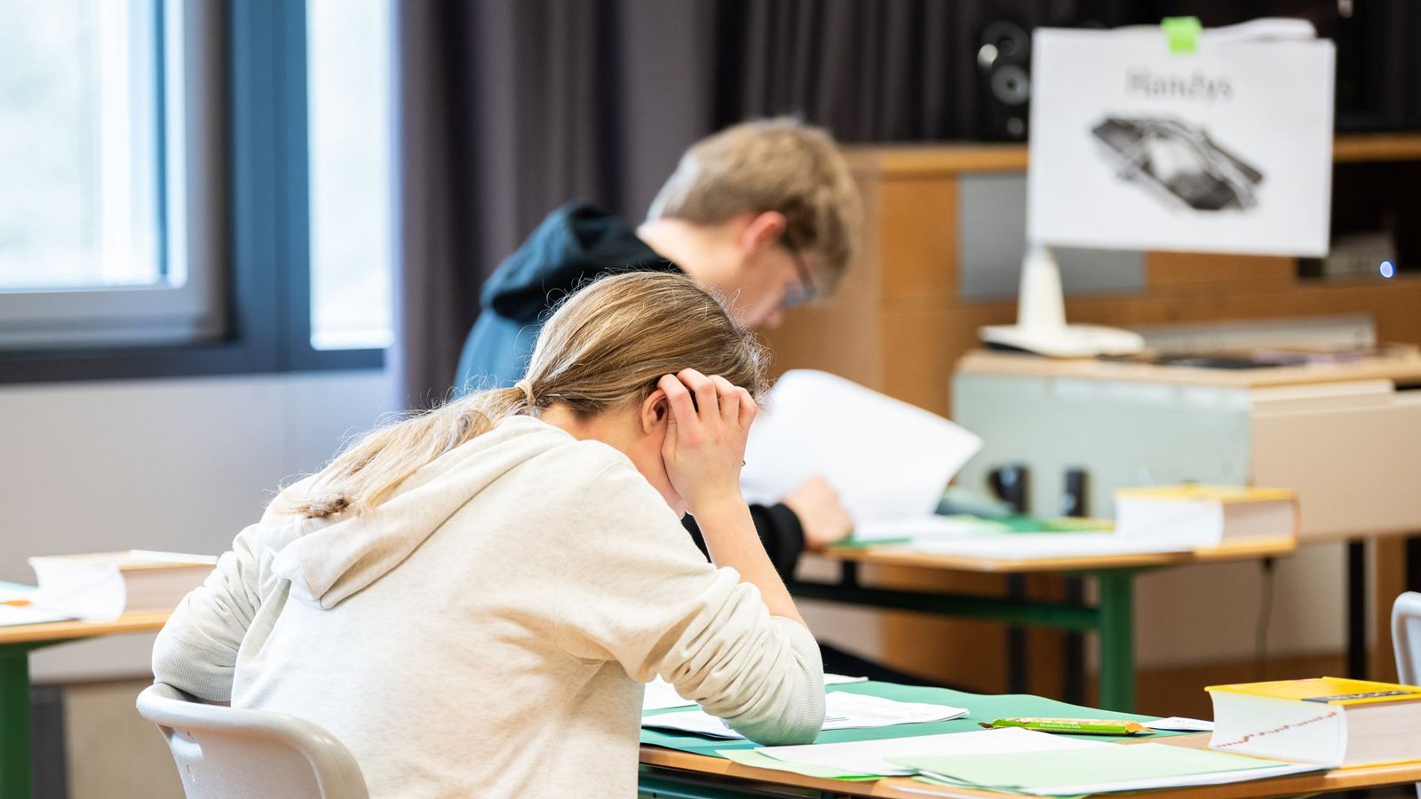 Biologie ist in diesem Jahr die erste Klausur im Abitur. Hier lesen Rottweiler Abiturienten sich die Aufgaben durch.Foto: dpa/Silas Stein Biologie ist in diesem Jahr die erste Klausur im Abitur. Hier lesen Rottweiler Abiturienten sich die Aufgaben durch.Foto: dpa/Silas Stein
