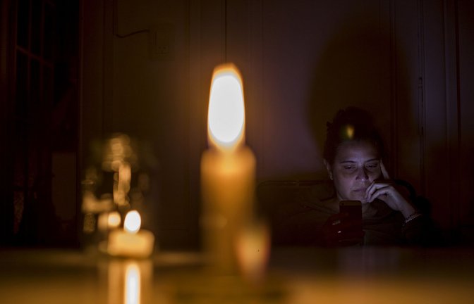 Kerzen sollte man genügend zu Hause haben.<span class='image-autor'>Foto: picture alliance/dpa/ZUMA Wire/Roberto Almeida Aveledo</span>