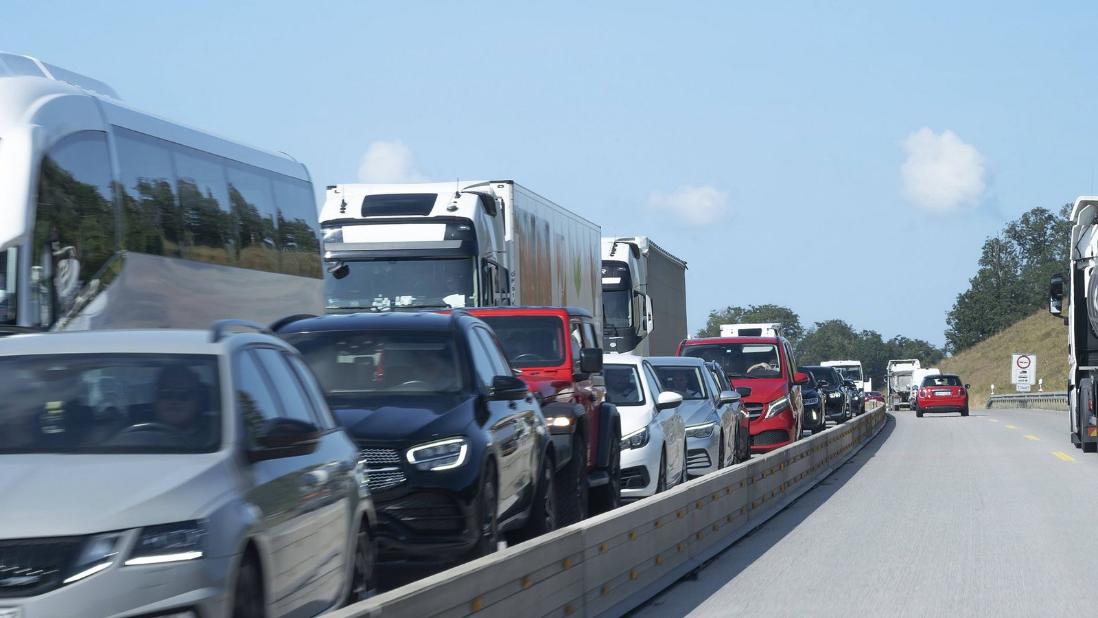 Typischer Anblick: Stau auf der zweispurigen A6.Foto: IMAGO/imagebroker