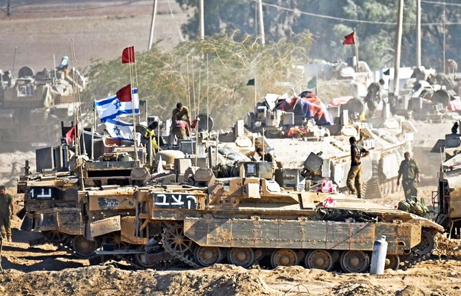 Israelische Soldaten bereiten sich auf einen Einsatz im Gazastreifen vor.<span class='image-autor'>Foto: dpa/AP/Ohad Zwigenberg</span>