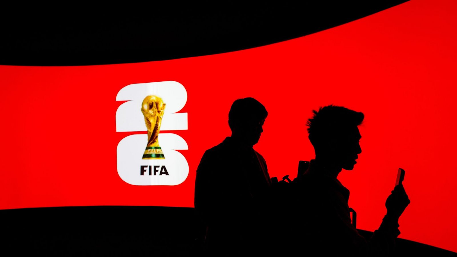 Die WM sorgt vor dem Start auch wegen immenser Preise für Diskussionen. (Archivbild)Foto: DARRYL DYCK/The Canadian Press/AP/dpa