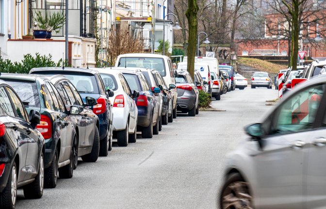 Autos in Innenstädten – ein Thema, das für viel politischen Gesprächsstoff sorgt.<span class='image-autor'>Foto: dpa/Sina Schuldt</span>