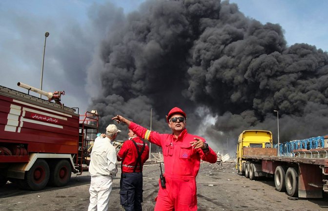 Dicker Rauch ist über der Hafenanlage Schahid Radschai zu sehen.<span class='image-autor'>Foto: AFP/Mohammad Rasole Moradi</span>