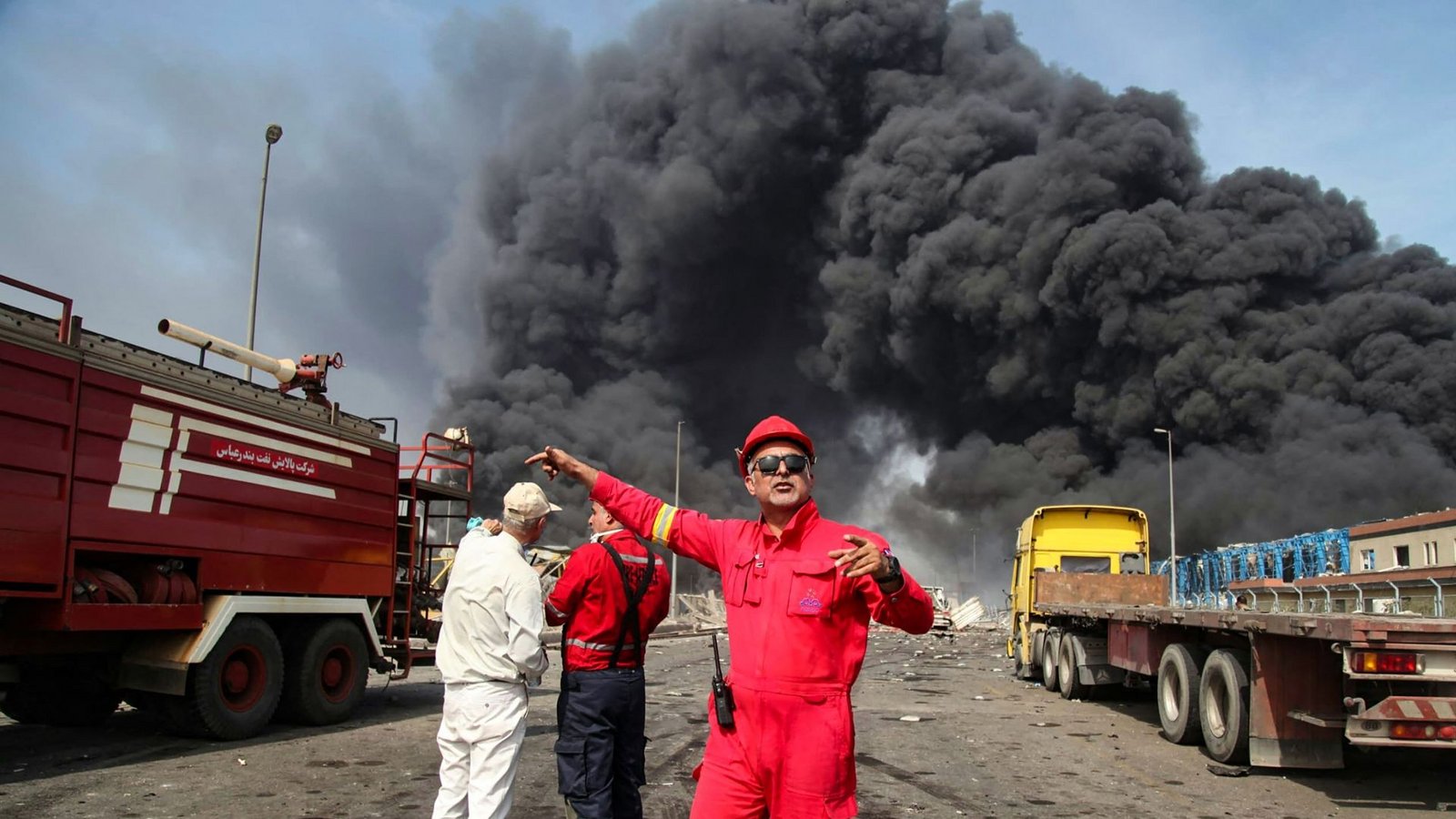 Dicker Rauch ist über der Hafenanlage Schahid Radschai zu sehen.Foto: AFP/Mohammad Rasole Moradi Dicker Rauch ist über der Hafenanlage Schahid Radschai zu sehen.Foto: AFP/Mohammad Rasole Moradi