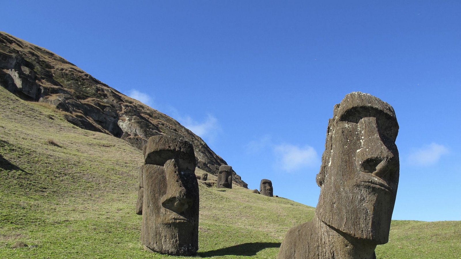 Auf einem auf den Osterinseln stehen In Stein geschlagene Köpfe, „Moais“.Foto: Karen Schwartz/AP/dpa/Karen Schwartz Auf einem auf den Osterinseln stehen In Stein geschlagene Köpfe, „Moais“.Foto: Karen Schwartz/AP/dpa/Karen Schwartz