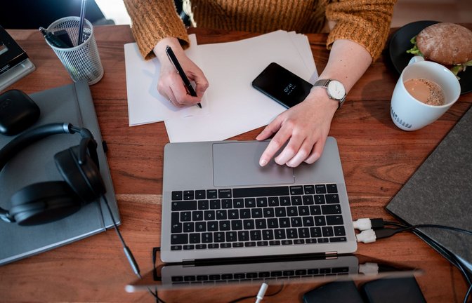 Manche Arbeitnehmer setzen Künstliche Intelligenz zur Unterstützung ein. (Symbolbild)<span class='image-autor'>Foto: Fabian Strauch/dpa/dpa-tmn</span>