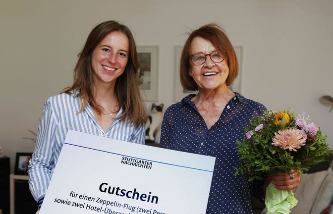 Monika Gaisser (rechts) bekommt von Karla Schairer, Leitende Editorin der Politik, den Preis überreicht.<span class='image-autor'>Foto: Lichtgut/Leif Piechowski</span>