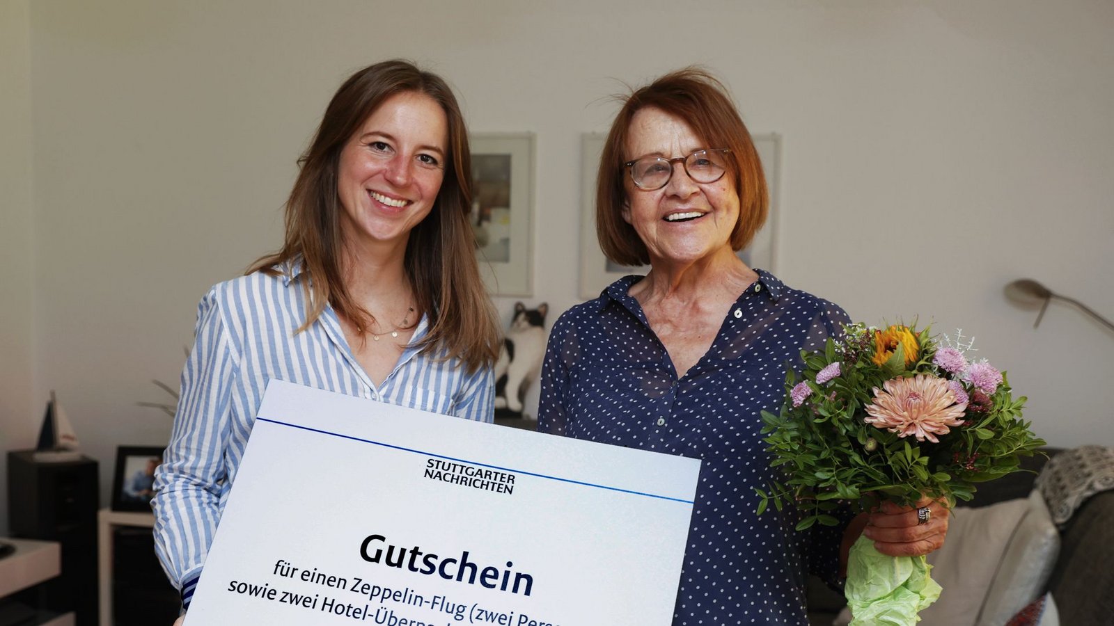 Monika Gaisser (rechts) bekommt von Karla Schairer, Leitende Editorin der Politik, den Preis überreicht.Foto: Lichtgut/Leif Piechowski Monika Gaisser (rechts) bekommt von Karla Schairer, Leitende Editorin der Politik, den Preis überreicht.Foto: Lichtgut/Leif Piechowski