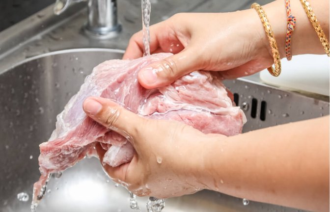 Beim Umgang mit Fleisch muss auf Hygiene geachtet werden. Aber soll man Fleisch auch waschen? Die Antwort gibt es hier.<span class='image-autor'>Foto: tiverylucky / Shutterstock.com</span>