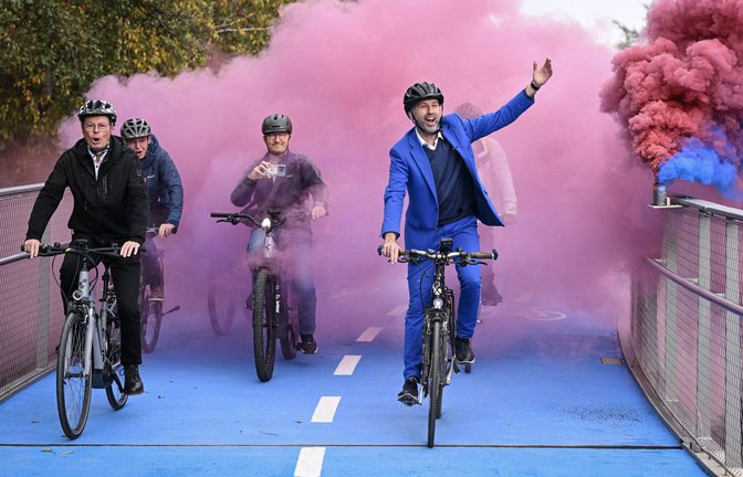 Boris Palmer (rechts) fährt in vorderster Reihe über die neue Radbrücke, die das Stadtzentrum mit dem Süden der Stadt verbindet.<span class='image-autor'>Foto: imago/Teamfoto//Markus Ulmer</span>