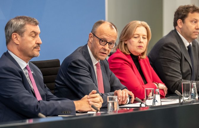 Kanzler Merz dämpfte Erwartungen an langfristig wirkende Entlastungen bei den Spritpreisen.<span class='image-autor'>Foto: Michael Kappeler/dpa</span>