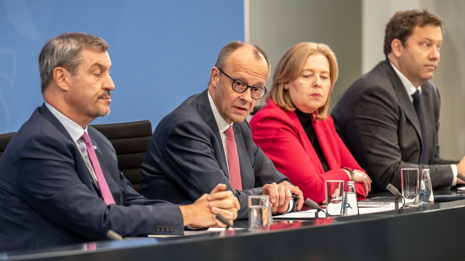 Kanzler Merz dämpfte Erwartungen an langfristig wirkende Entlastungen bei den Spritpreisen.Foto: Michael Kappeler/dpa
