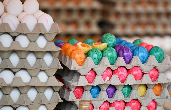 Ob zum Frühstück oder zu Ostern im Nest: Der Pro-Kopf-Verbrauch von Eiern in Deutschland ist zuletzt wieder gestiegen.<span class='image-autor'>Foto: dpa/Arne Dedert</span>