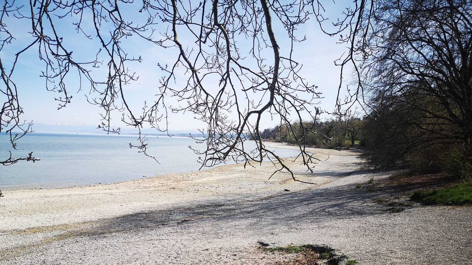 Am Konstanzer Hörle-Park ist ein breiter Kiesstrand entstanden.Foto: oh/Martin Hofmann Am Konstanzer Hörle-Park ist ein breiter Kiesstrand entstanden.Foto: oh/Martin Hofmann