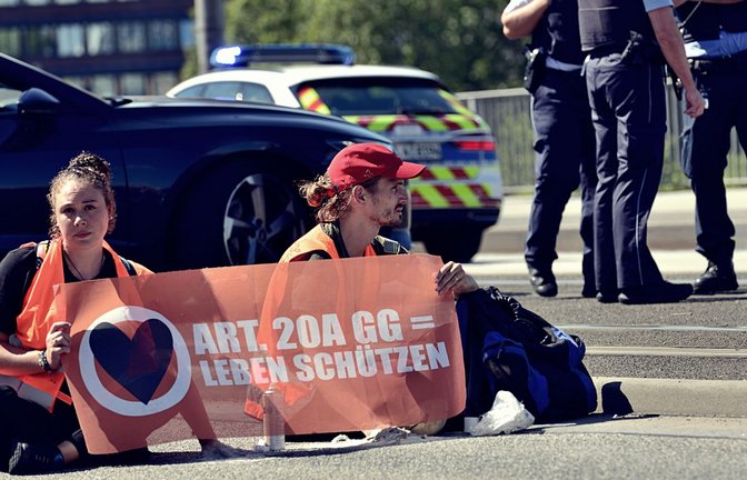 Aktivisten der Letzten Generation sitzen am 2. September 2023 auf der Konrad-Adenauer-Brücke in Mannheim. In der Folge soll es zu unschönen Szenen gekommen sein.<span class='image-autor'>Foto: &nbsp;</span>