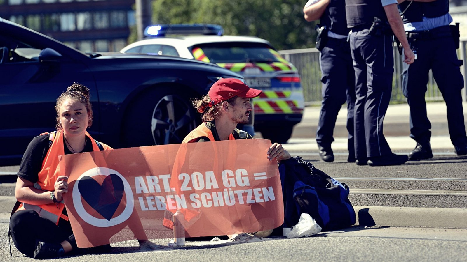 Aktivisten der Letzten Generation sitzen am 2. September 2023 auf der Konrad-Adenauer-Brücke in Mannheim. In der Folge soll es zu unschönen Szenen gekommen sein.Foto: Aktivisten der Letzten Generation sitzen am 2. September 2023 auf der Konrad-Adenauer-Brücke in Mannheim. In der Folge soll es zu unschönen Szenen gekommen sein.Foto: 