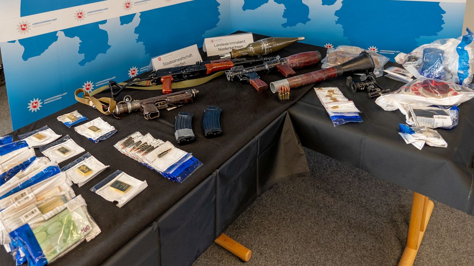 In der Wohnung von Daniela Klette fanden Ermittler Waffen, Munition und Geld. (Archivbild)Foto: -/LKA Niedersachsen/dpa