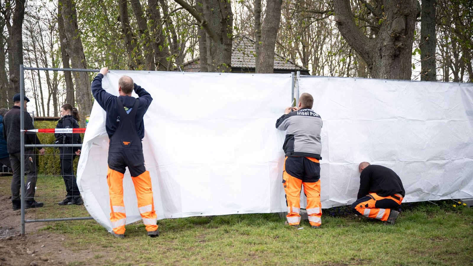 Die Polizei stellte klar, dass man vor Ort nicht den Wal verbergen wolle.Foto: Philip Dulian/dpa