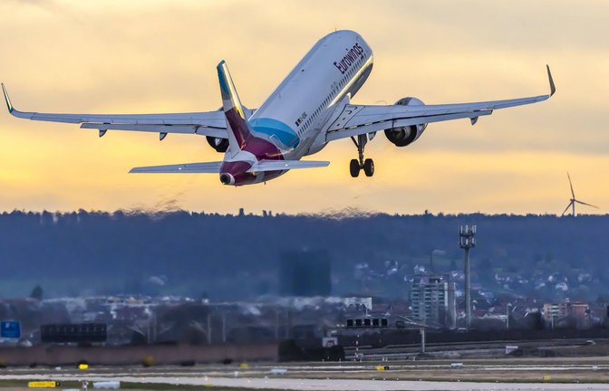 Ein Weg, um Flugzeuge klimafreundlicher zu machen, sind synthetische Kraftstoffe.<span class='image-autor'>Foto: IMAGO/Arnulf Hettrich</span>