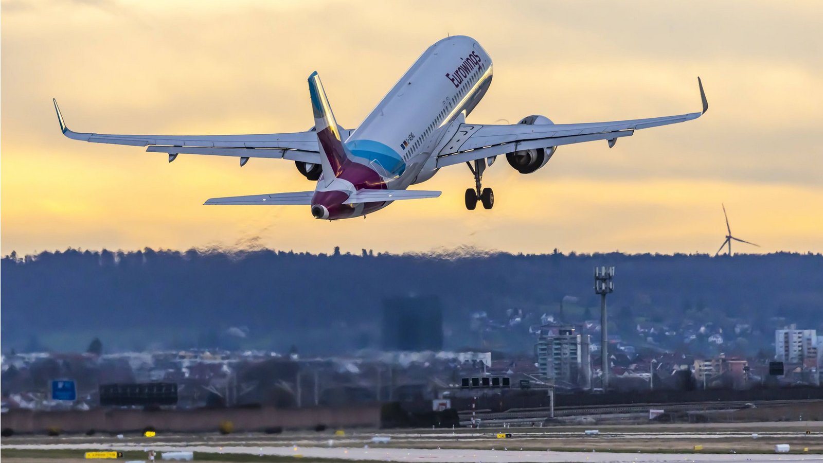 Ein Weg, um Flugzeuge klimafreundlicher zu machen, sind synthetische Kraftstoffe.Foto: IMAGO/Arnulf Hettrich Ein Weg, um Flugzeuge klimafreundlicher zu machen, sind synthetische Kraftstoffe.Foto: IMAGO/Arnulf Hettrich