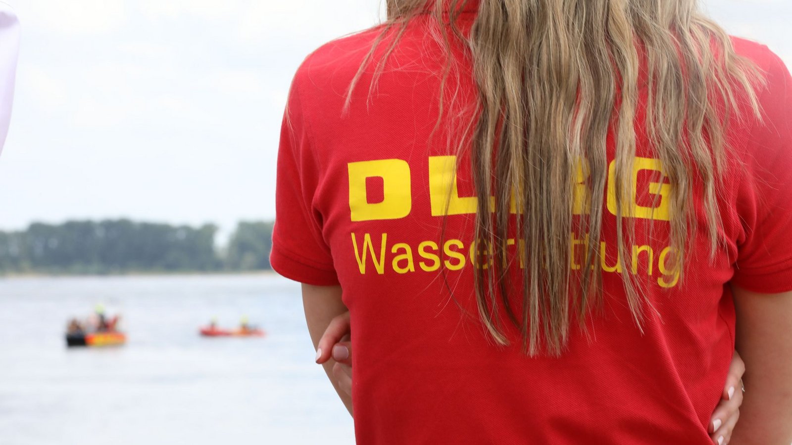Retter waren schnell zur Stelle  und zogen den Mann aus dem Wasser (Symbolbild)<span class='image-autor'>Foto: Sascha Thelen/dpa/Sascha Thelen</span>