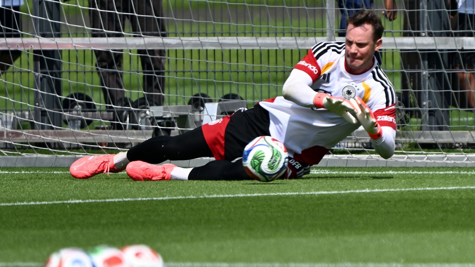 Manuel Neuer trainiert bei der Fußball-Nationalmannschaft. (Archivbild)Foto: Federico Gambarini/dpa