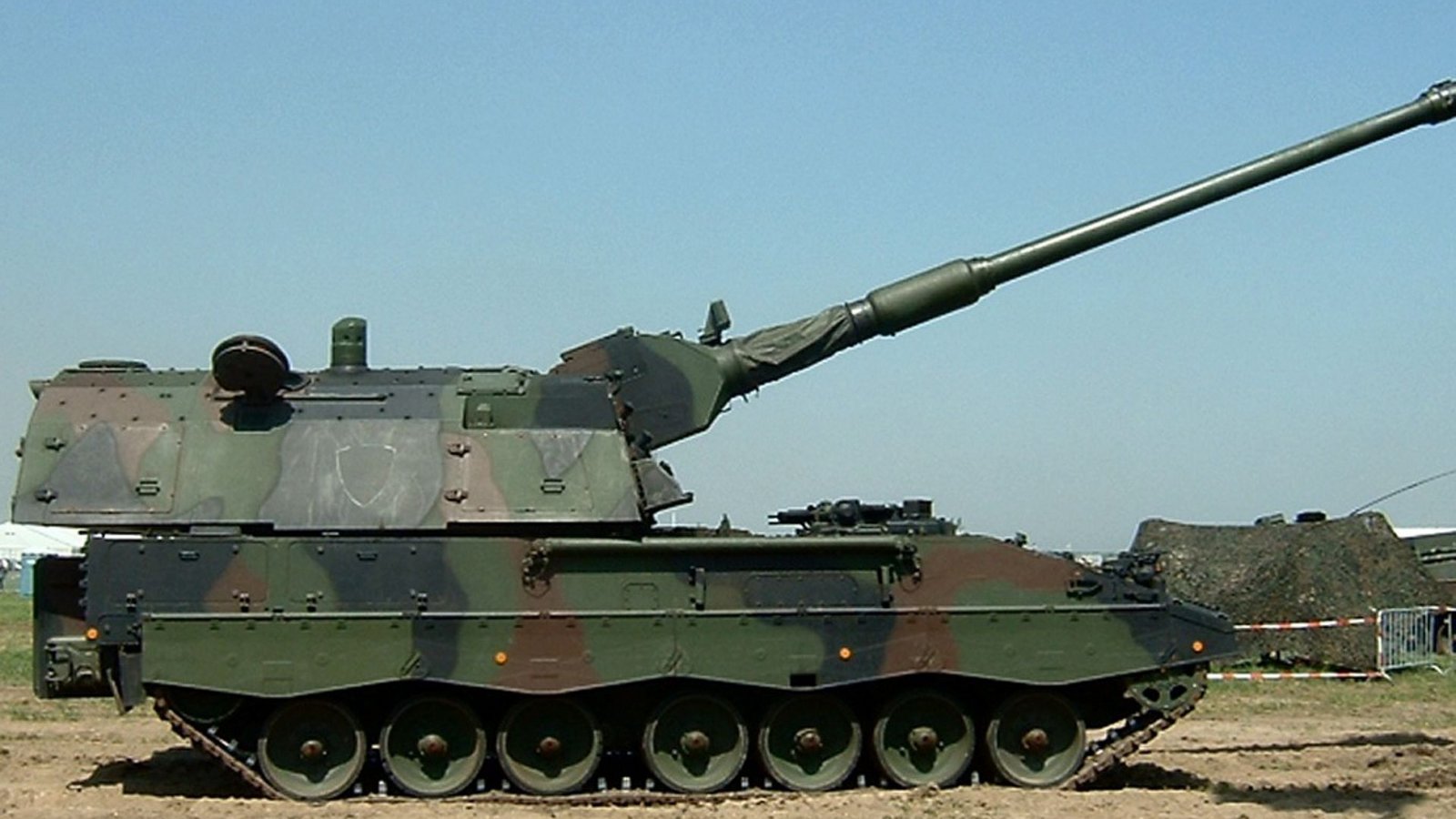 Deutschland: Die Panzerhaubitze 2000 (PzH 2000) ist ein selbstfahrendes gepanzertes Artilleriegeschütz, das von den deutschen Unternehmen Krauss-Maffei Wegmann und Rheinmetall produziert wird. Sie ist das Standardgeschütz der Artilleriebataillone der Bundeswehr und ersetzte dort die Panzerhaubitze M109.Foto: Wikipedia commons/Quistnix/CC BY 2.0