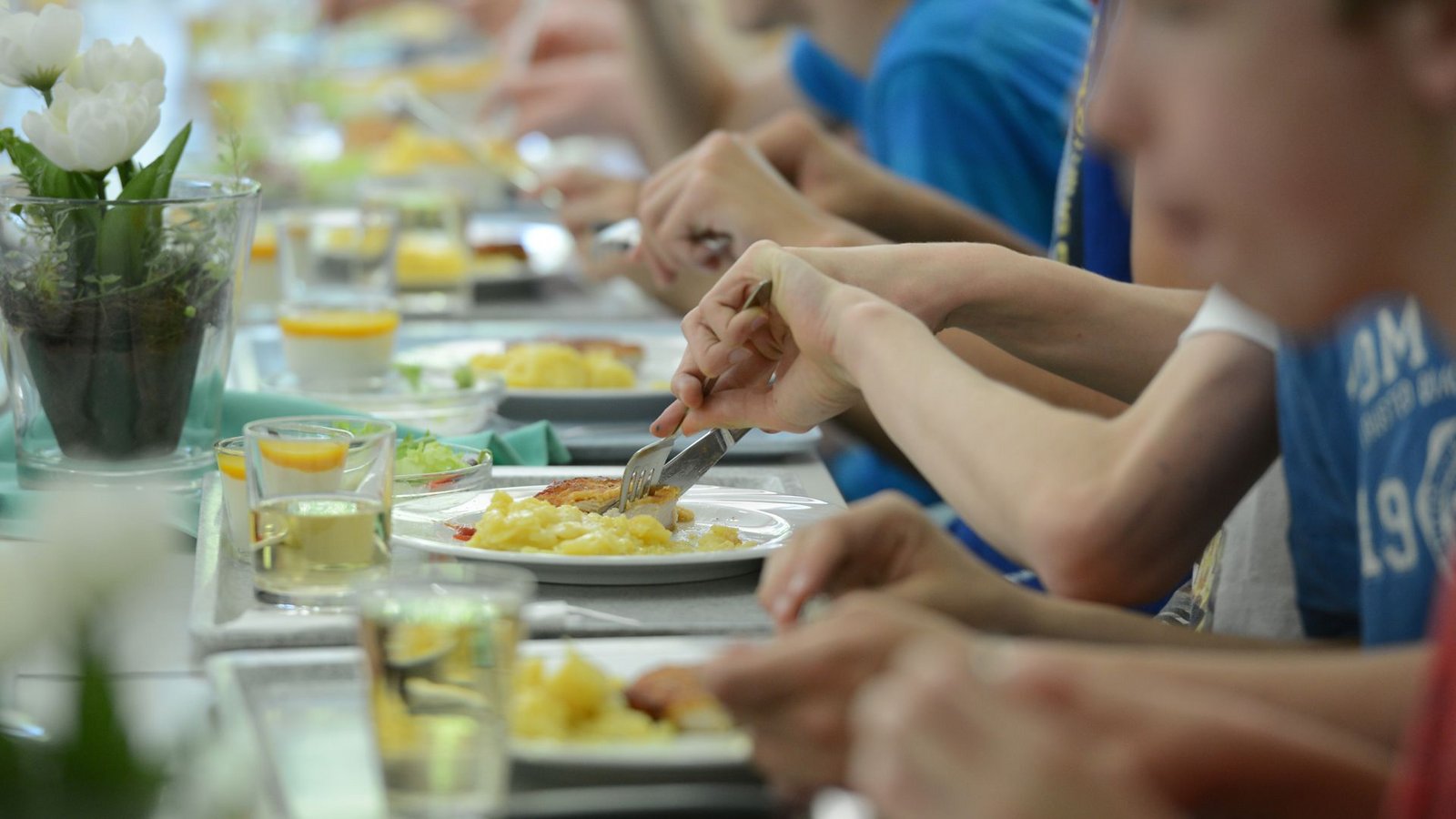 Eine ausgewogene und gesunde Ernährung dürfe nicht von den finanziellen Möglichkeiten der jeweiligen Familien abhängen, sagt Özdemir.Foto: picture alliance / dpa/Franziska Kraufmann Eine ausgewogene und gesunde Ernährung dürfe nicht von den finanziellen Möglichkeiten der jeweiligen Familien abhängen, sagt Özdemir.Foto: picture alliance / dpa/Franziska Kraufmann