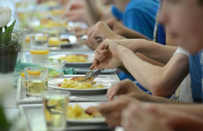 Eine ausgewogene und gesunde Ernährung dürfe nicht von den finanziellen Möglichkeiten der jeweiligen Familien abhängen, sagt Özdemir.<span class='image-autor'>Foto: picture alliance / dpa/Franziska Kraufmann</span>