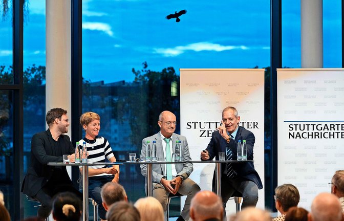 Lebhafte Diskussion: Gesundheitsexperte Florian Wahl (SPD), Moderatorin Regine Warth, Jürgen de Laporte  (Arzt und Homöopath) und RBK-Geschäftsführer Mark Dominik Alscher (von links)<span class='image-autor'>Foto: Lichtgut/Leif Piechowski/Leif Piechowski</span>