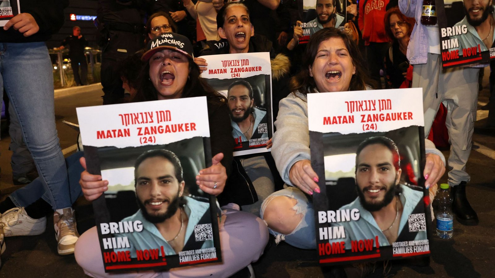 Familienangehörige und Freunde von Geiseln der Hamas fordern von der israelischen Regierung, die Entführten zu befreien.Foto: AFP/AHMAD GHARABLI Familienangehörige und Freunde von Geiseln der Hamas fordern von der israelischen Regierung, die Entführten zu befreien.Foto: AFP/AHMAD GHARABLI