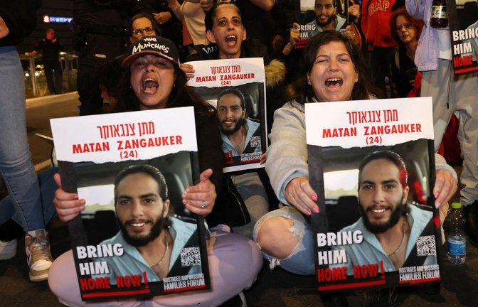 Familienangehörige und Freunde von Geiseln der Hamas fordern von der israelischen Regierung, die Entführten zu befreien.<span class='image-autor'>Foto: AFP/AHMAD GHARABLI</span>