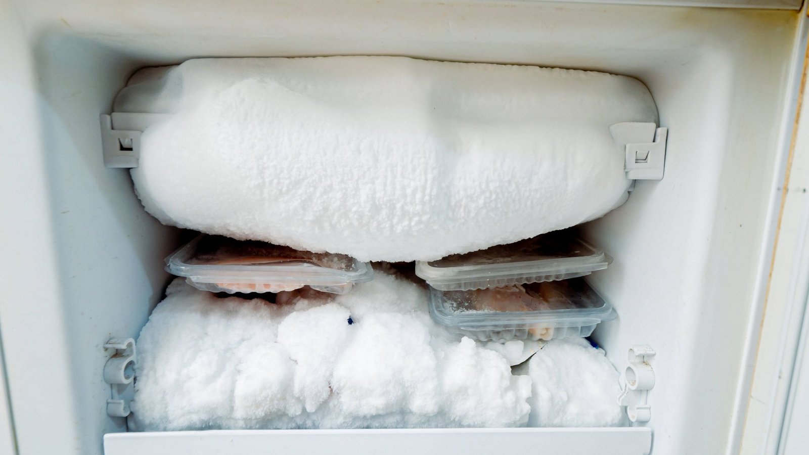 Je öfter die Tür des Gefrierschranks geöffnet wird, desto mehr Frost entsteht.Foto: IMAGO/CHROMORANGE/IMAGO/Andreas Poertner Je öfter die Tür des Gefrierschranks geöffnet wird, desto mehr Frost entsteht.Foto: IMAGO/CHROMORANGE/IMAGO/Andreas Poertner
