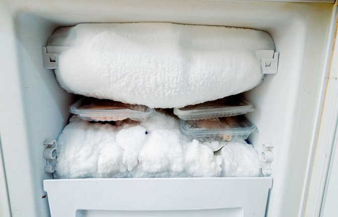 Je öfter die Tür des Gefrierschranks geöffnet wird, desto mehr Frost entsteht.<span class='image-autor'>Foto: IMAGO/CHROMORANGE/IMAGO/Andreas Poertner</span>