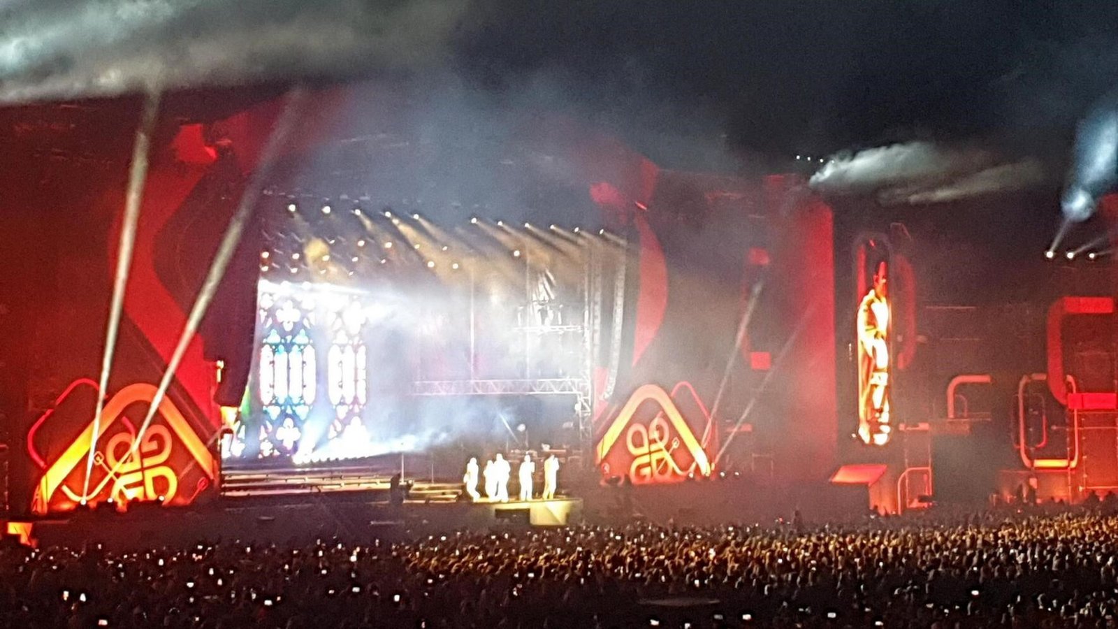 Das Publikum klatschte im Takt, wenn die Band es vorgab, winkte mit den Armen, sang inbrünstig mit.Foto: Chiara Sterk Das Publikum klatschte im Takt, wenn die Band es vorgab, winkte mit den Armen, sang inbrünstig mit.Foto: Chiara Sterk