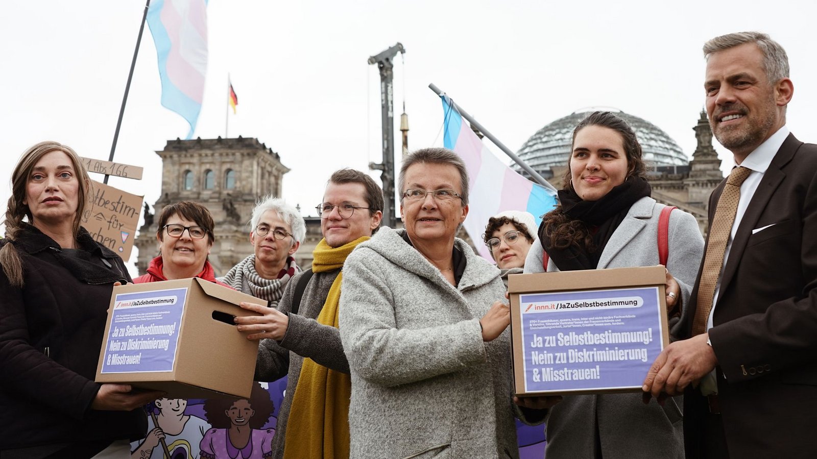 Mitglieder verschiedener Organisationen übergeben am Mittwoch eine Petition mit 15.000 Unterschriften an Vertreter der Ampelkoalition.Foto: innn.it/Sebastian Schütz Mitglieder verschiedener Organisationen übergeben am Mittwoch eine Petition mit 15.000 Unterschriften an Vertreter der Ampelkoalition.Foto: innn.it/Sebastian Schütz