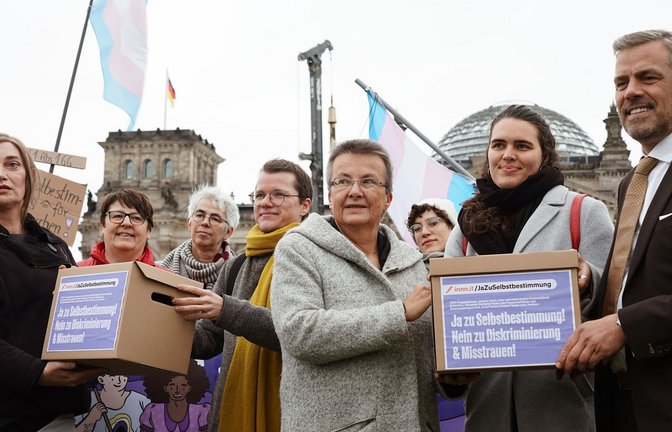 Mitglieder verschiedener Organisationen übergeben am Mittwoch eine Petition mit 15.000 Unterschriften an Vertreter der Ampelkoalition.<span class='image-autor'>Foto: innn.it/Sebastian Schütz</span>
