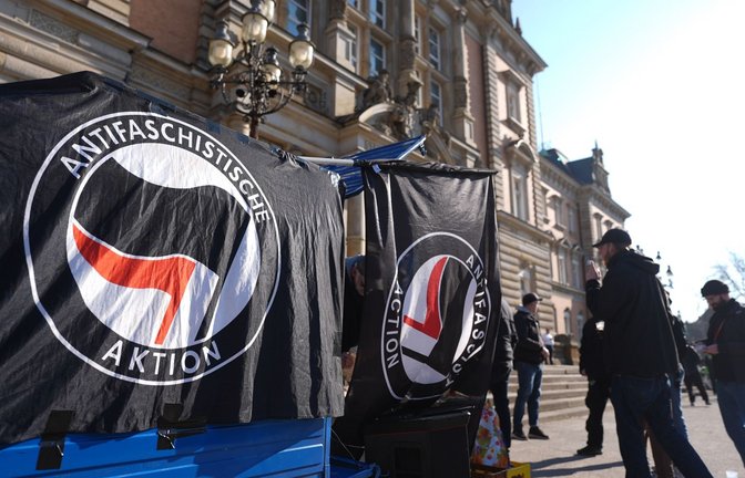 Dort, wo ansonsten auch der Block-Prozess verhandelt wird, stehen nun die mutmaßlichen Mitglieder der rechten Terrorgruppe "Letzte Verteidigungswelle" vor Gericht.<span class='image-autor'>Foto: Marcus Brandt/dpa</span>