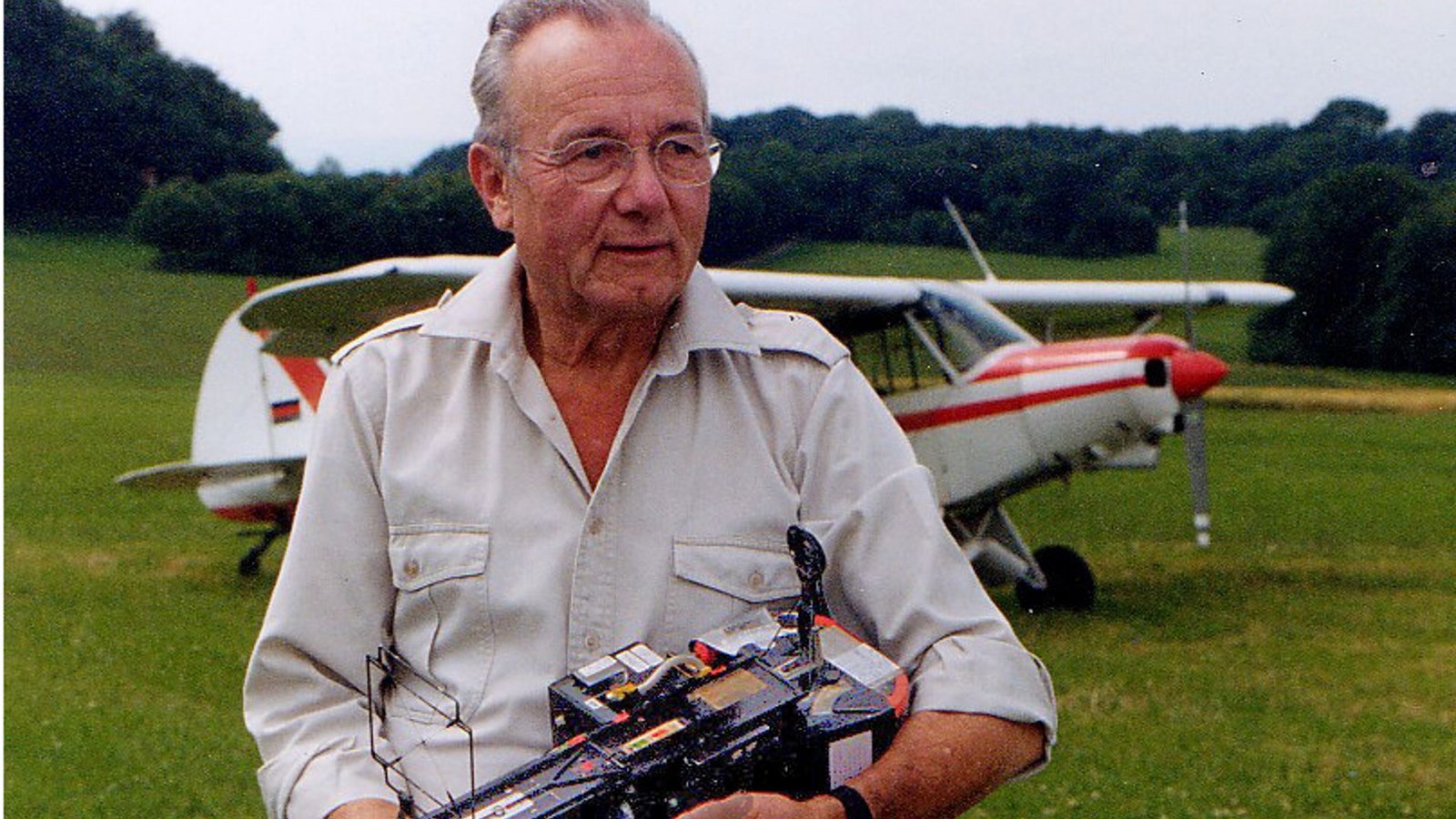 Albrecht Brugger mit seiner 7,5 Kilo schweren Kamera und seinem FlugzeugFoto: Albrecht Brugger Albrecht Brugger mit seiner 7,5 Kilo schweren Kamera und seinem FlugzeugFoto: Albrecht Brugger