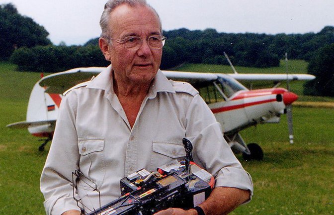 Albrecht Brugger mit seiner 7,5 Kilo schweren Kamera und seinem Flugzeug<span class='image-autor'>Foto: Albrecht Brugger</span>