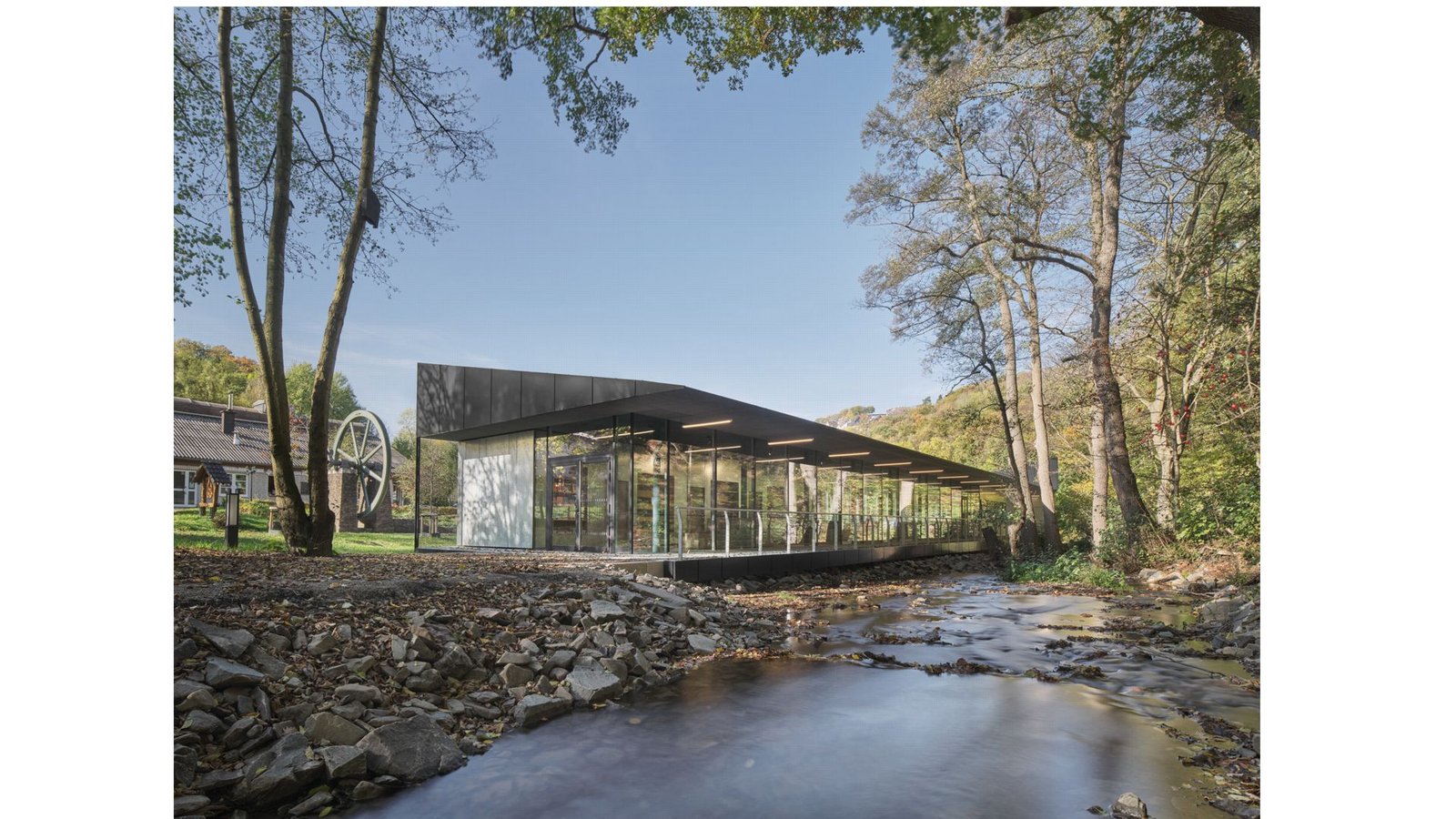 Freilichtmuseum Hagen, entworfen von Schnoklake Betz Dömer Architekten (Münster). Das neue Eingangsgebäude überzeuge „durch eine gelungene Verbindung von Funktionalität, Ästhetik und Nachhaltigkeit“, so die Jury. „Die Verwendung von CO2-sparendem Holzbau, trennbaren Bauteilen und regenerativer Energie wie Tiefengeothermie und einer PV-Anlage unterstreicht den bewussten Umgang mit Ressourcen.“Foto: Caspar Sessler Freilichtmuseum Hagen, entworfen von Schnoklake Betz Dömer Architekten (Münster). Das neue Eingangsgebäude überzeuge „durch eine gelungene Verbindung von Funktionalität, Ästhetik und Nachhaltigkeit“, so die Jury. „Die Verwendung von CO2-sparendem Holzbau, trennbaren Bauteilen und regenerativer Energie wie Tiefengeothermie und einer PV-Anlage unterstreicht den bewussten Umgang mit Ressourcen.“Foto: Caspar Sessler