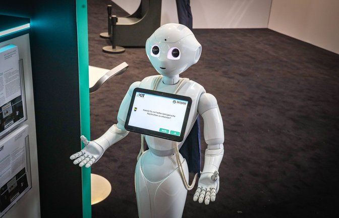 Das Karlsruher Institut für Technologie entwickelt auch humanoide Roboter (hier auf der Hannover Messer 2022).<span class='image-autor'>Foto: Imago/Rüdiger Wölk</span>