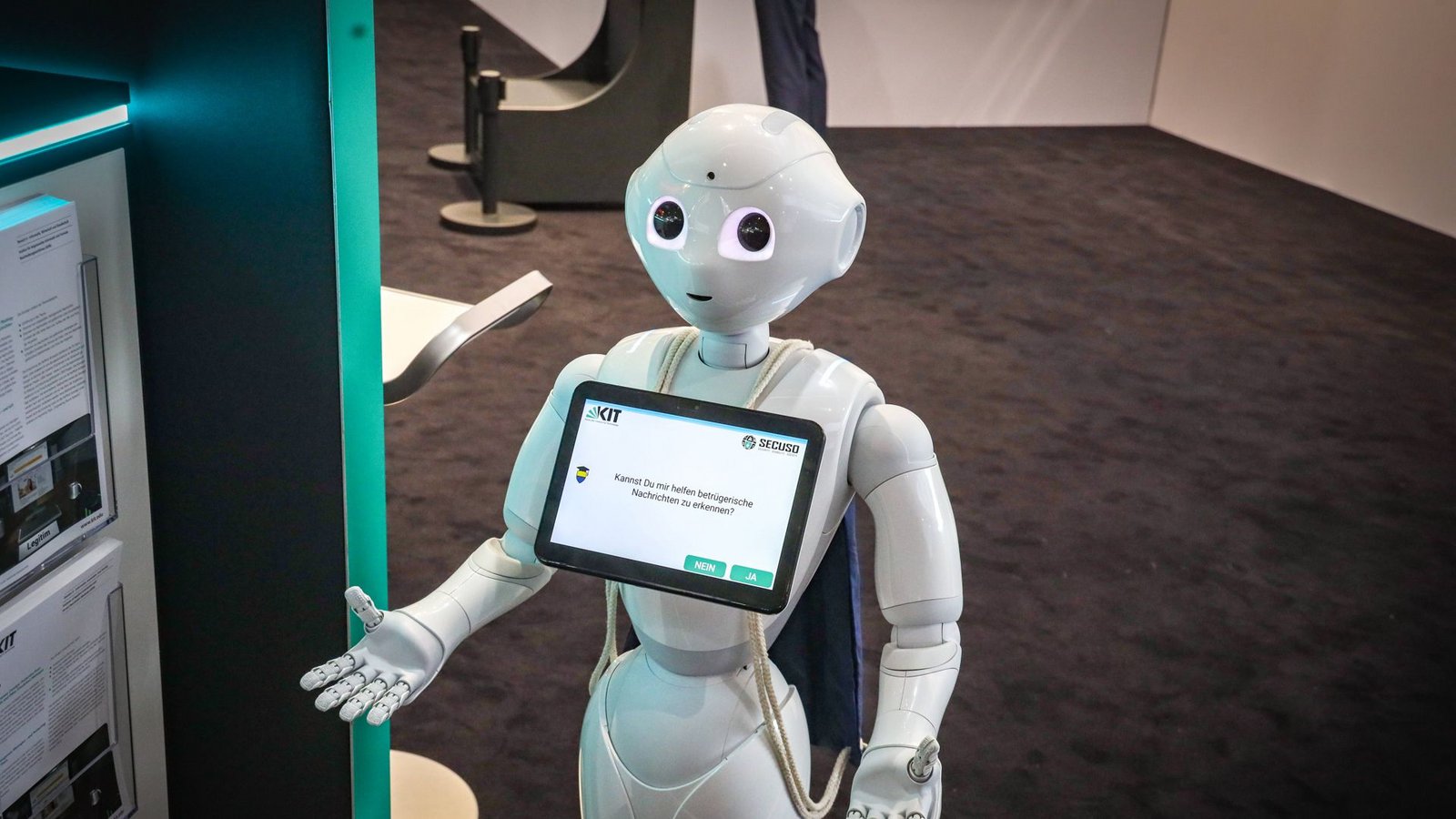 Das Karlsruher Institut für Technologie entwickelt auch humanoide Roboter (hier auf der Hannover Messer 2022).Foto: Imago/Rüdiger Wölk Das Karlsruher Institut für Technologie entwickelt auch humanoide Roboter (hier auf der Hannover Messer 2022).Foto: Imago/Rüdiger Wölk