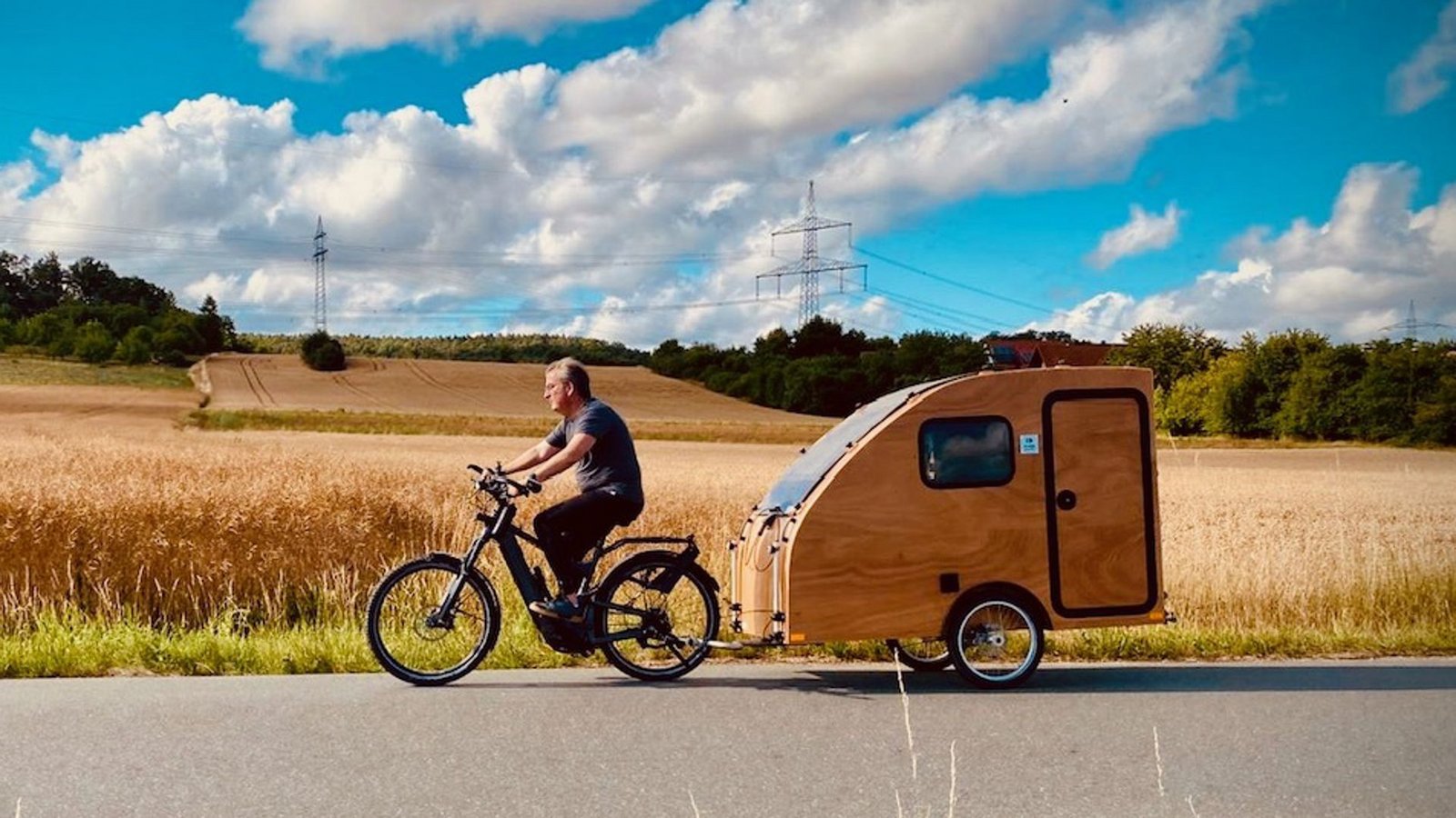 Erich Zeller aus Neckargemünd präsentiert auf der CMT seinen Fahrrad-Wohnwagen – nicht viel größer als das Rad selbst.Foto: I:Woody Erich Zeller aus Neckargemünd präsentiert auf der CMT seinen Fahrrad-Wohnwagen – nicht viel größer als das Rad selbst.Foto: I:Woody