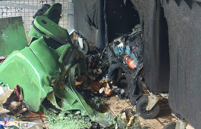 Am frühen Sonntagmorgen stand ein Müllcontainerunterstand in Flammen.<span class='image-autor'>Foto: privat</span>